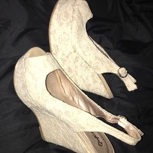 Beige/nude lace wedges